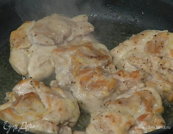 В тяжелой сковороде разогреть оливковое масло и обжаривать бедрышки с двух сторон до появления золотистой корочки.