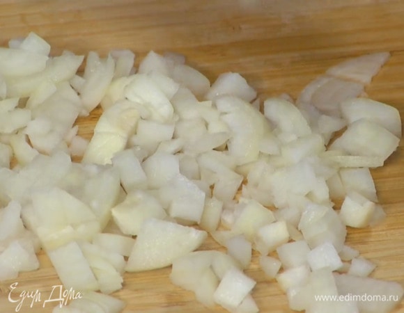Лук почистить и нарезать маленькими кубиками.