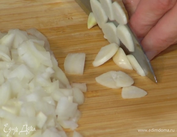 Чеснок почистить и нарезать небольшими полосками.