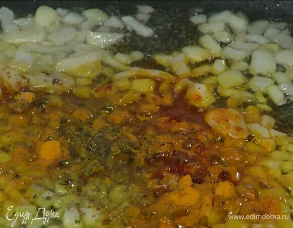 Переложить бедра на тарелку, а в сковороду выложить лук и чеснок, всыпать все специи, перемешать и на среднем огне обжарить до мягкости.