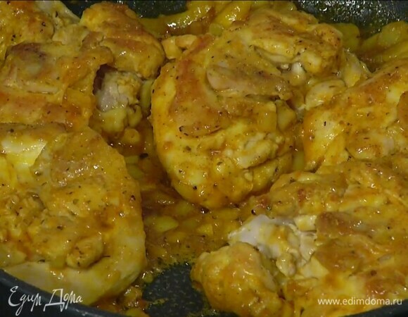 Курицу вернуть в сковороду и слегка обжарить, затем посыпать оставшейся мукой и еще немного обжарить.