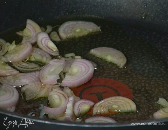 Шалот почистить, нарезать полукружьями и слегка обжарить на сливочном масле.