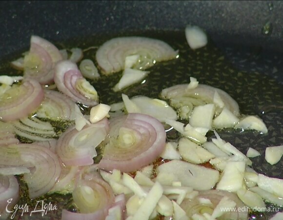 Чеснок почистить, нарезать тонкими пластинками, добавить в сковороду с луком и перемешать.