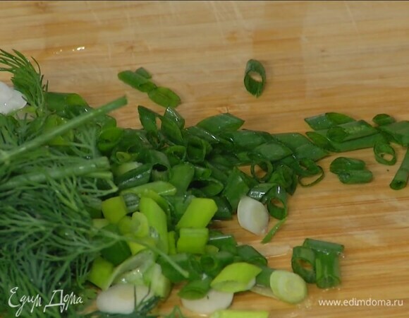 Укроп и кинзу мелко порубить, зеленый лук порезать наискосок.