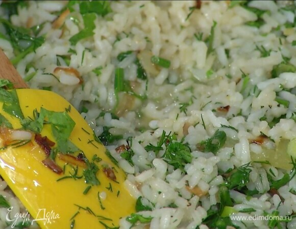 Влить в сковороду горячий бульон, посолить, поперчить и перемешать, затем добавить всю зелень, мякоть лимона и еще раз перемешать.