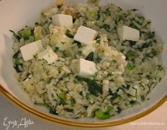 Грецкие орехи порубить ножом, фету нарезать маленькими кубиками, добавить все к рису и перемешать.