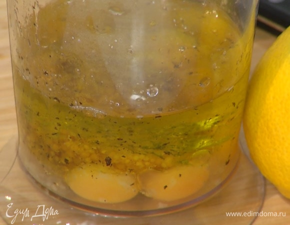 Приготовить майонез: в стакан для взбивания выжать 1–2 ст. ложки лимонного сока, добавить уксус, перепелиные желтки, горчицу, влить все оливковое масло, посолить, поперчить и взбить погружным блендером.