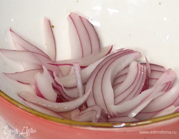 Красный лук почистить, нарезать соломкой, залить уксусом и дать постоять, затем уксус слить.