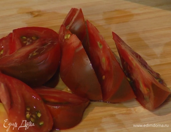 Все помидоры нарезать дольками.