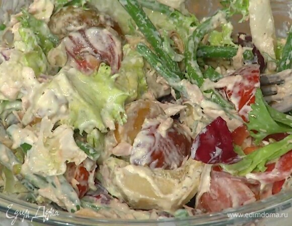 В глубокой миске соединить листья салата, помидоры, оливки, артишоки, добавить тунца, слив из него жидкость, фасоль и картофель, смазать все майонезом.