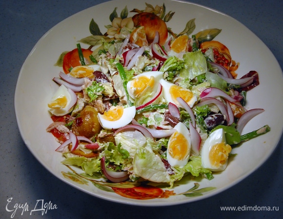 Яйца сварить в мешочек, затем почистить, нарезать дольками и выложить на салат, сверху разложить замаринованный лук.