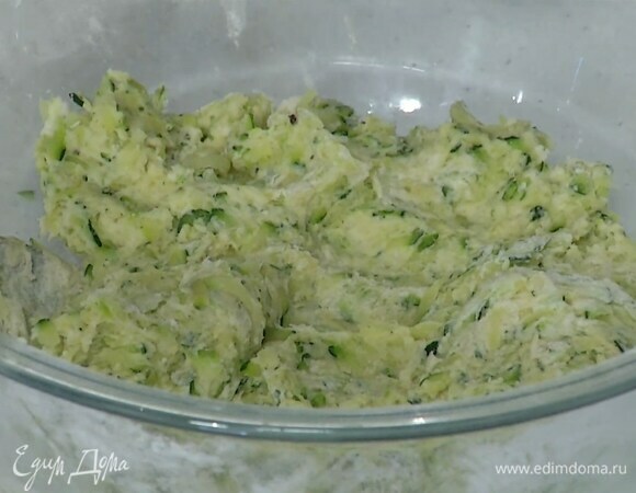 Добавить яйцо, муку, слегка посолить, поперчить и перемешать.