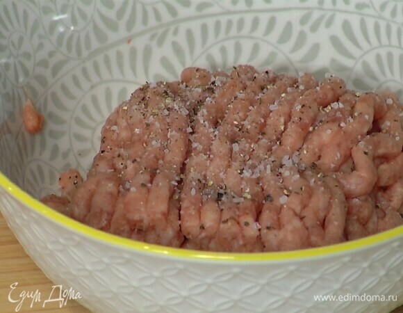 Фарш посолить, поперчить и перемешать.