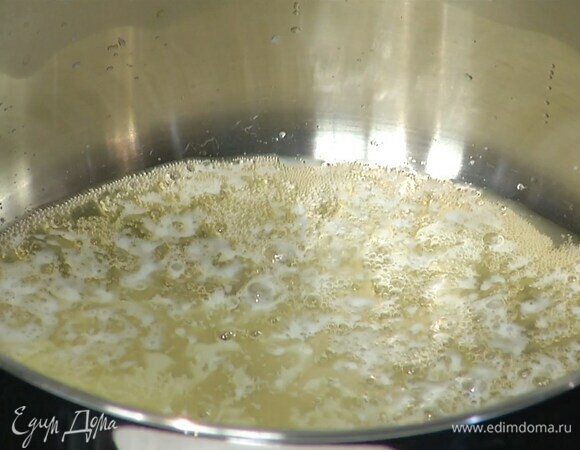 Сливочное масло растопить на маленьком огне.