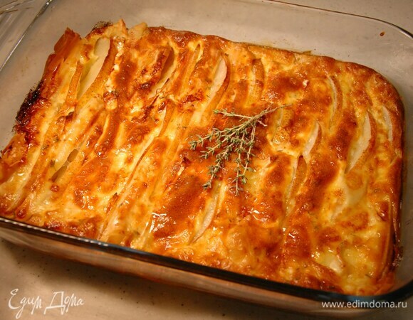 Выпекать пирог в разогретой духовке 20 минут, затем полить медом и украсить оставшимися веточками тимьяна.