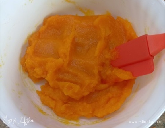 Для пюре тыкву нарежьте небольшими кусочками, добавьте 1 ст. л. воды и готовьте в микроволновке до мягкости. Пюрируйте погружным блендером.