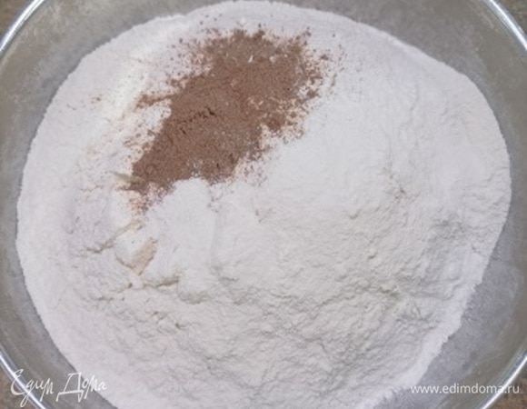 Муку смешиваем с разрыхлителем и корицей.