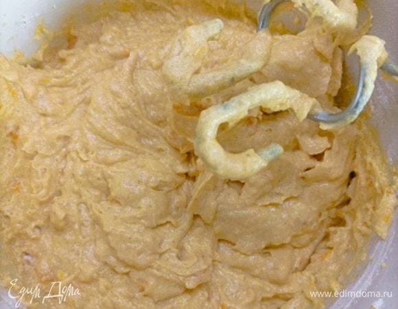 В отдельной емкости соединяем сахар, ванильный сахар, мягкое сливочное масло и яйца. Взбиваем с помощью миксера до пышной однородной массы. Добавляем натуральный йогурт (можно кефир или ряженку) и тыквенное пюре и еще раз взбиваем.