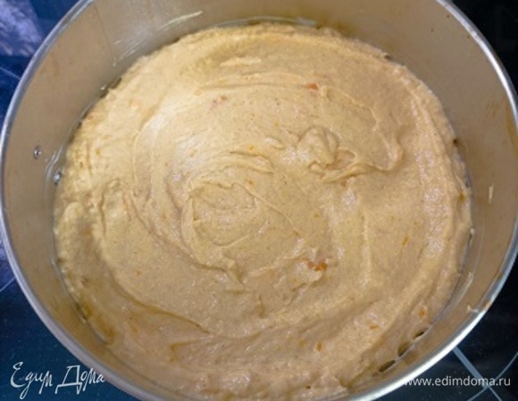 Соединяем сухие и влажные ингредиенты и замешиваем однородное тесто. Перекладываем тесто в форму, застеленную пекарской бумагой, разравниваем и выпекаем в разогретой до 180°С духовке 40–45 минут. Я выпекала почти час. Проверяем готовность деревянной палочкой.