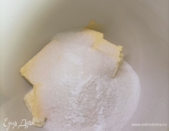 Для крема соединяем мягкое сливочное масло с сахарной пудрой и взбиваем с помощью миксера около 3 минут до посветления массы. Добавляем творожный сыр и крепкий кофе комнатной температуры и еще раз взбиваем около 2 минут.