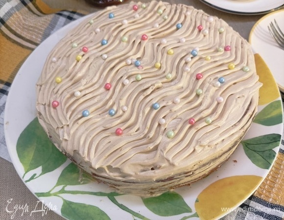 Для пропитки смешиваем сгущенное молоко, молоко и крепкий кофе. Пропитываем бисквит. По желанию можно разрезать кекс на два коржа. Покрываем пропитанный тыквенный кекс кремом, украшаем посыпкой (по желанию).