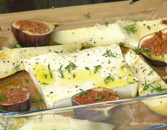 В выстеленную бумагой для выпечки жаропрочную форму выложить грушу, инжир и кусок феты целиком, все полить оливковым маслом, поперчить и посыпать листьями тимьяна, фрукты слегка посолить.