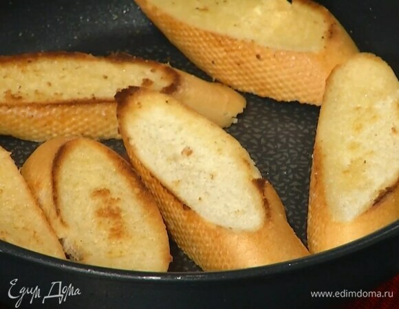 Разогреть в сковороде сливочное масло и обжаривать хлеб до появления золотистой корочки.