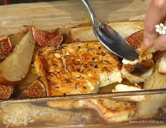 Запеченный сыр с фруктами полить медом, затем сыр разломить ложкой на небольшие кусочки и разложить все на ломтики хлеба.