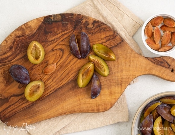 Вымойте сливы и нарежьте на четвертинки. Выньте косточки.