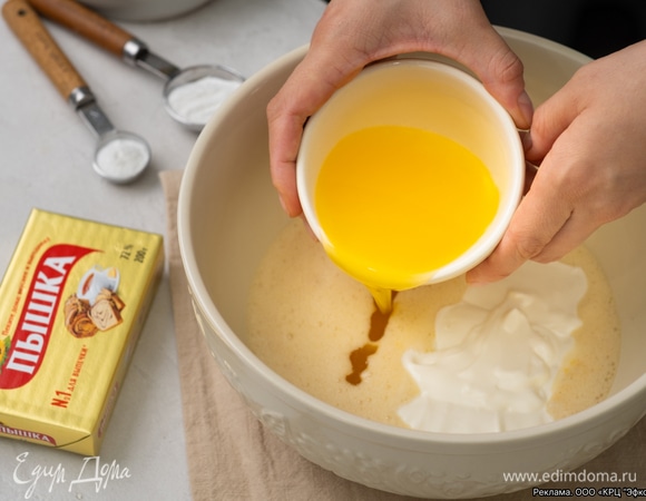 Растопите маргарин «Пышка». Добавьте сметану и маргарин в тесто, продолжая взбивать.