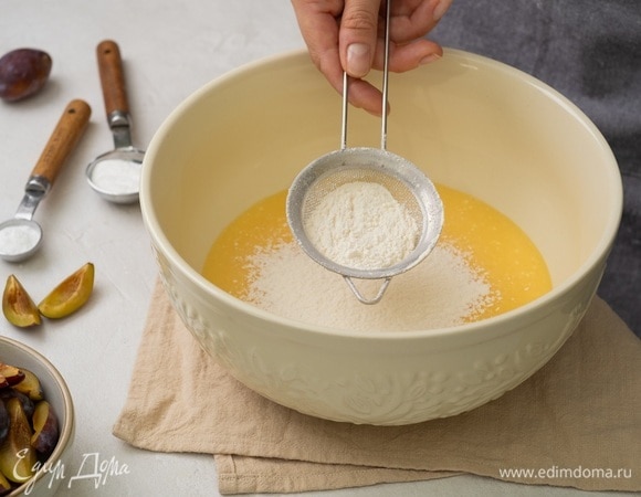 Постепенно всыпьте муку, разрыхлитель и ванилин, тщательно перемешайте до однородности.