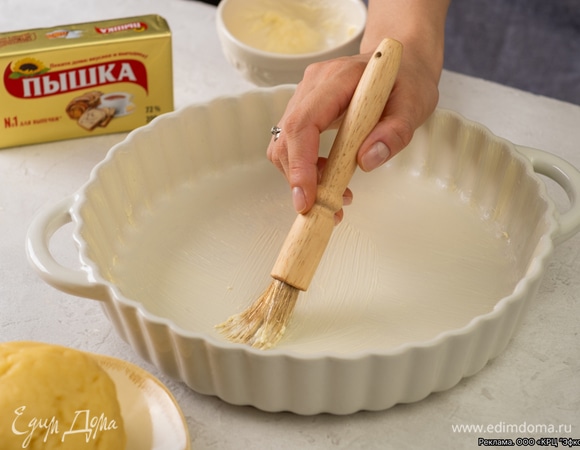 Смажьте форму для выпечки маргарином «Пышка».