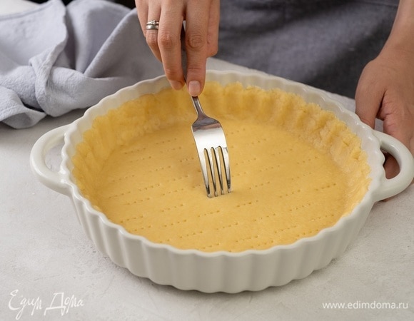 Распределите тесто по форме и наколите вилкой. Уберите заготовку в холодильник на 15–20 минут. Разогрейте духовку до 180°С.