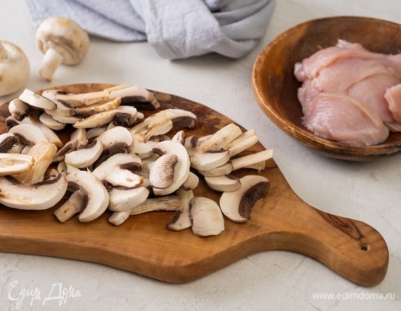 Сделайте начинку. Нарежьте шампиньоны и куриное филе ломтиками. Сливки смешайте с яйцами и посолите смесь.