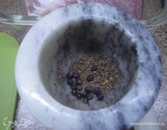 Все пряности растереть в ступке.