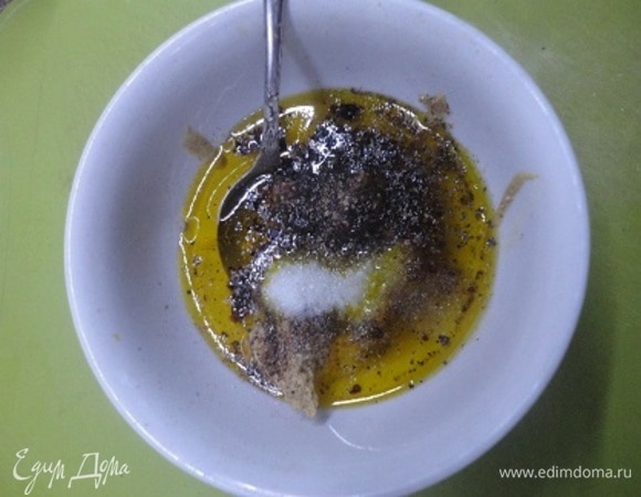 Сухие пряности в отдельной посуде смешать с остальными ингредиентами для маринада.