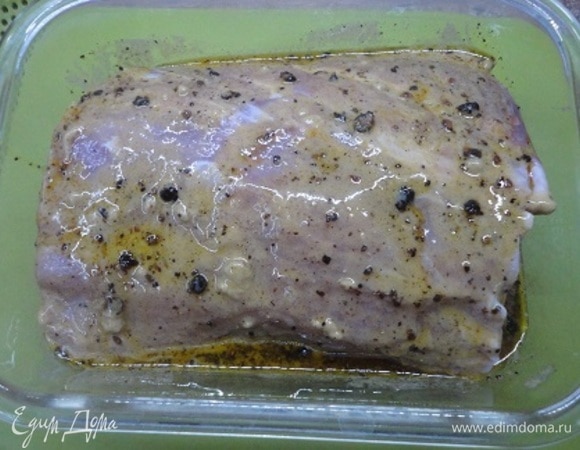 Свинину помыть, обсушить бумажным полотенцем и натереть полученной смесью мясо. Оставить мясо в холодильнике на ночь. Можно несколько раз перевернуть мясо, так как маринад стекает на дно посуды.