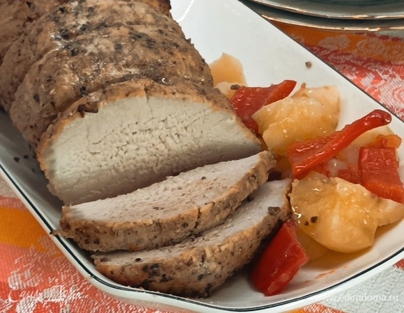 Достаньте свинину из духовки. Переложите на блюдо и дайте отдохнуть! Удалите кулинарную нить. Нарежьте мясо на порционные куски и подавайте с любимым гарниром или салатом.