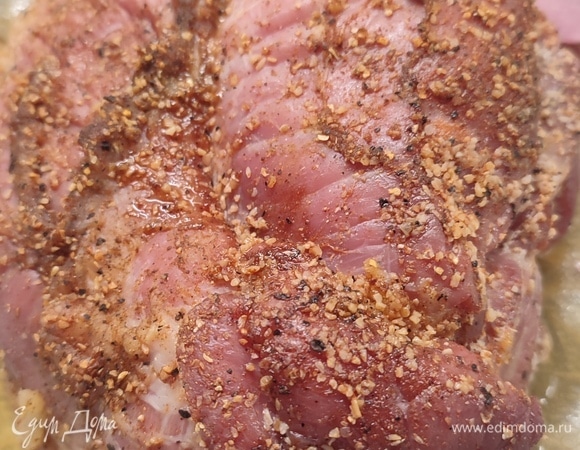 Через 4 дня смешать любимые специи и натереть ими мясо. Положить свинину в форму для запекания и поставить в духовку. Запекать 3 часа при температуре 100°С. Достать свинину, дать полностью остыть и отправить в холодильник на 8–10 часов.