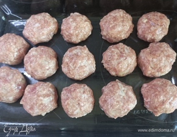 К мясному фаршу добавьте нарезанный лук, чеснок, панировочные сухари, яйцо и перемешайте. Добавьте молоко и приправьте солью и перцем. Скатайте смесь в небольшие фрикадельки. Выложите на чистую тарелку, накройте и поставьте в холодильник на 2 часа.