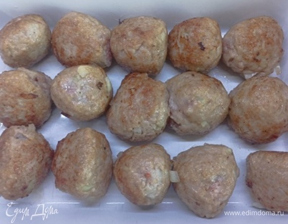 Разогрейте сковороду с растительным маслом и обжарьте фрикадельки со всех сторон. Выложите их в жаропрочную посуду, накройте крышкой или фольгой и готовьте в духовке 30 минут при 180°C.