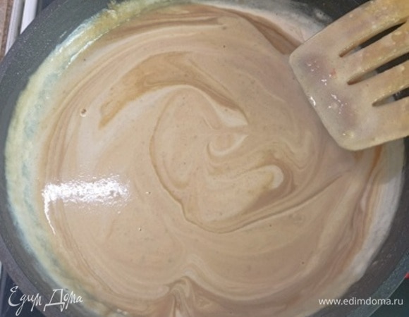 Для соуса растопите сливочное масло на сковороде. Всыпьте муку и перемешайте в течение 2 минут. Добавьте оба вида бульона постоянно помешивая. Затем влейте сливки, соевый соус и дижонскую горчицу. Тушите, пока соус не загустеет.