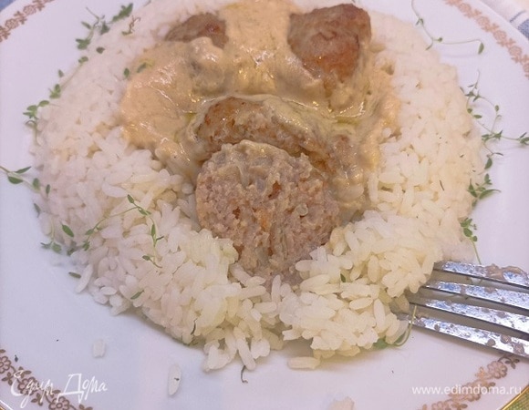 Традиционно подают фрикадельки с картофельным пюре. Мне захотелось с рисом.