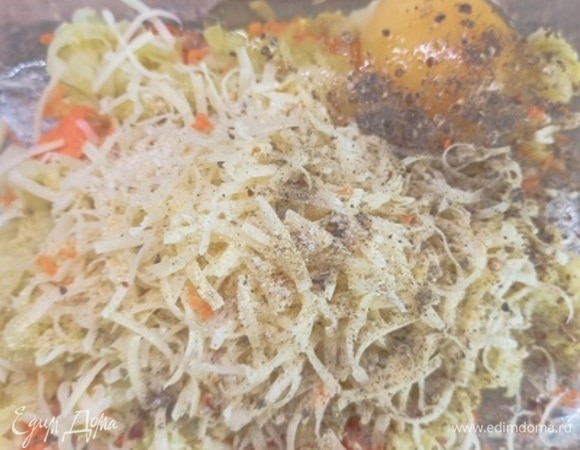 Кабачки и морковь натрите на мелкой терке в отдельные тарелки. Зелень мелко нарубите. Сыр натрите на терке. Кабачки и морковь отожмите руками и соедините. Добавьте к ним зелень, яйцо, сыр, специи и муку. Перемешайте.