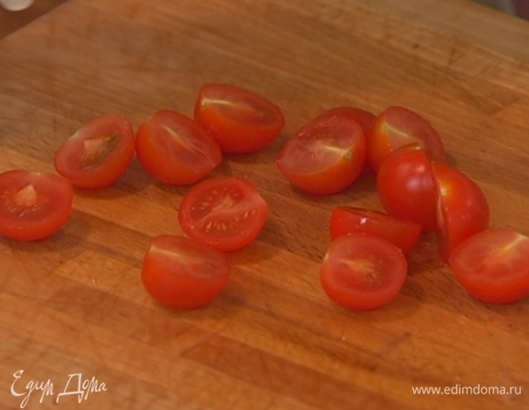 Черри разрезать пополам.