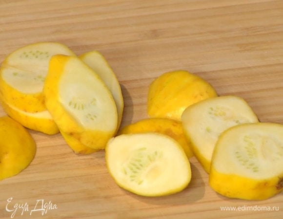 Мини-цукини разрезать вдоль, мини-патиссоны — на 2–3 кусочка.