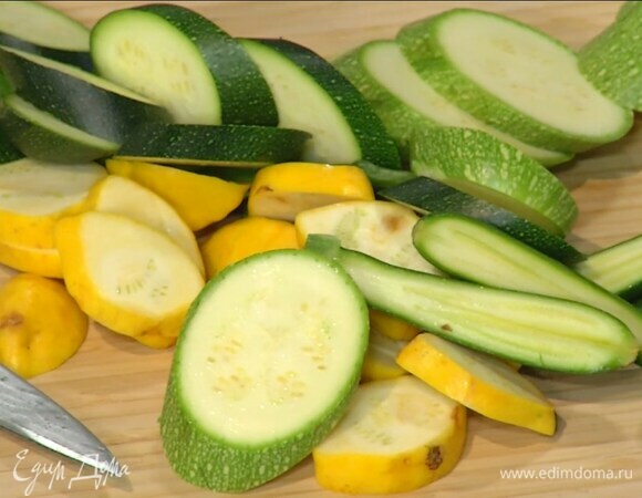 Цукини и кабачок нарезать кружками.