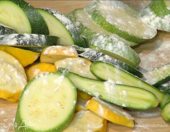 Все овощи слегка посолить, поперчить, посыпать мукой и перемешать.