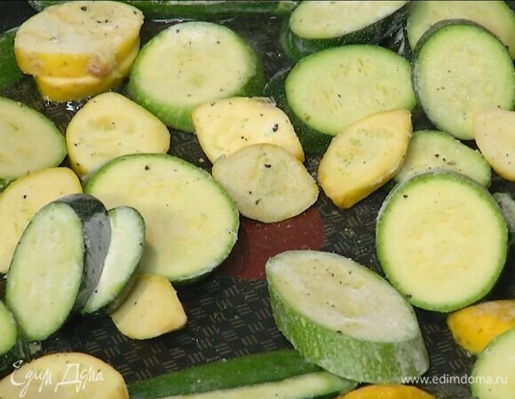 Разогреть в сковороде 2–3 ст. ложки оливкового масла и обжаривать овощи до появления золотистой корочки.