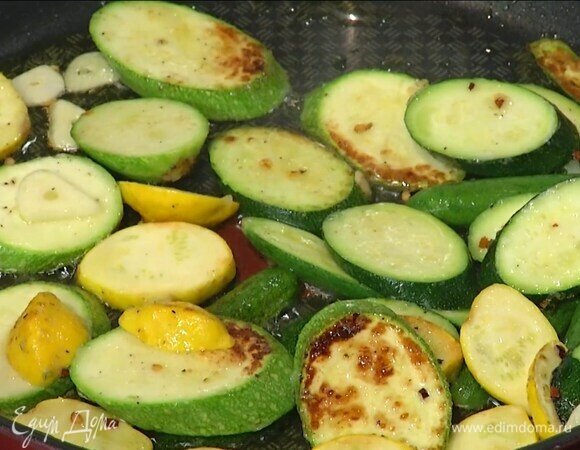 Чеснок почистить, нарезать тонкими пластинками и добавить в сковороду.